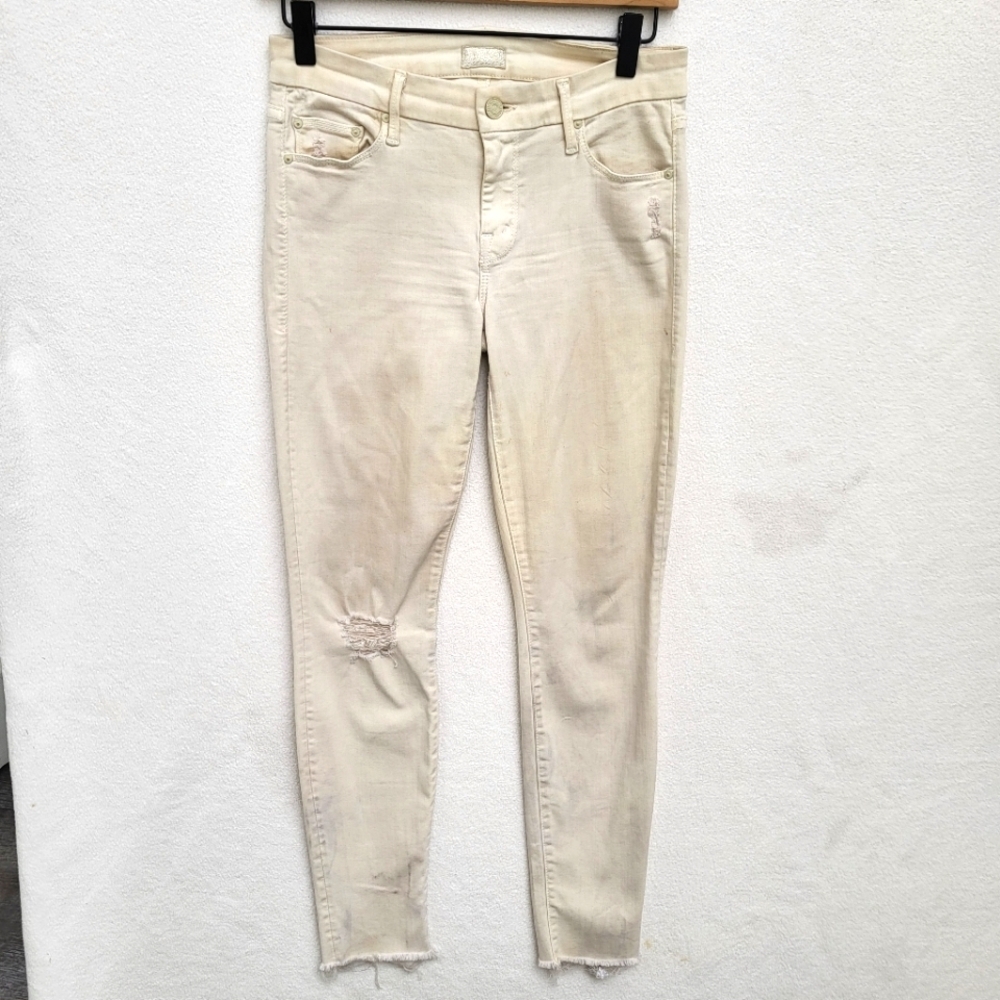 Mother Sexy Just Walked Into Town White jeans Looker Ankle Fray